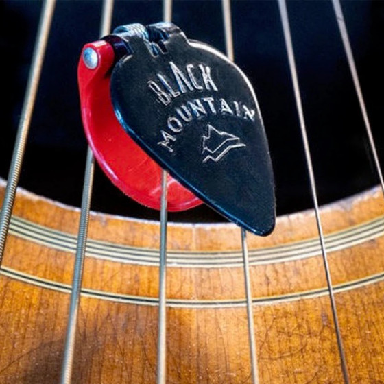 Black Mountain Thumb Pick Medium Zurdos